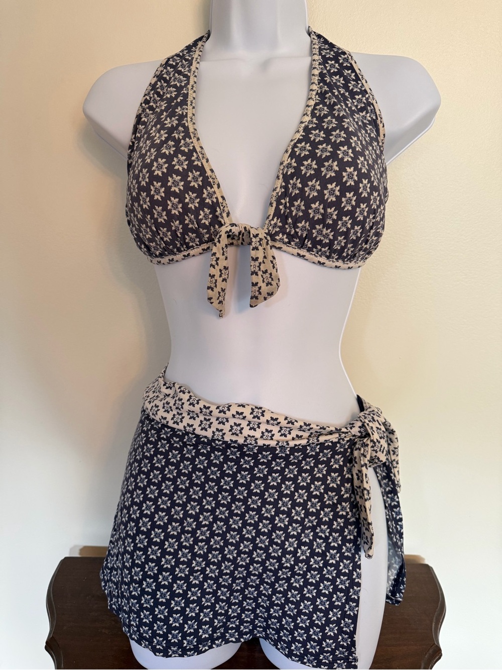 Tommy Bahama reversible bikini with skirted/sarong bottom, good condition, XL